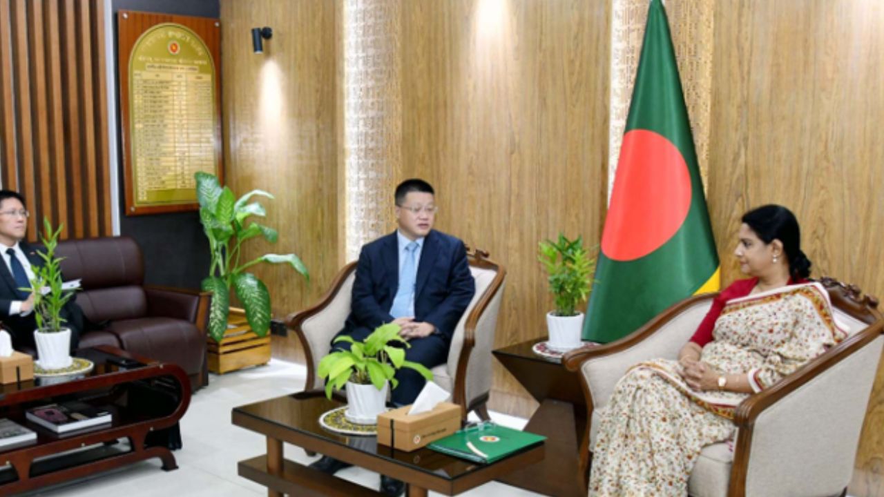 উপদেষ্টা রিজওয়ানা হাসানের সঙ্গে চীনের রাষ্ট্রদূতের সৌজন্য সাক্ষাৎ